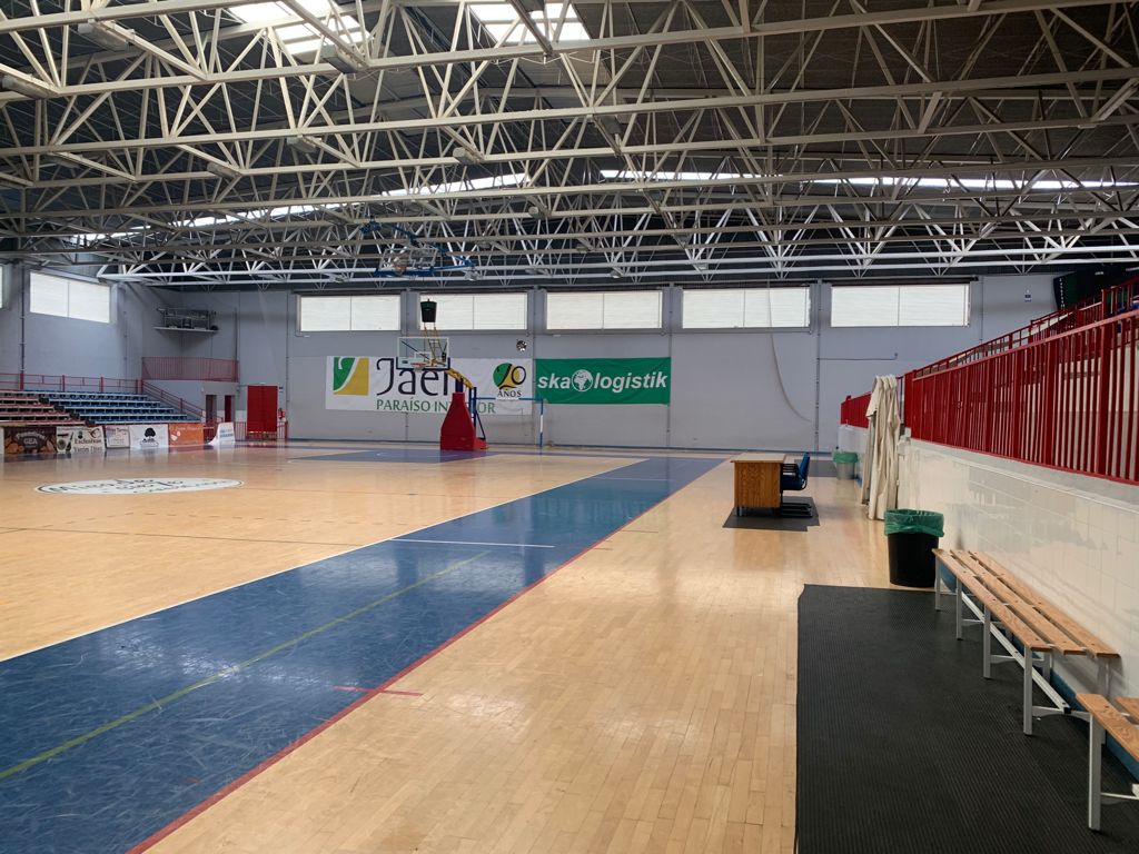 Ayuntamiento de Andújar: El Ayuntamiento de Andújar continúa trabajando en la sustitución del parquet del Pabellón del Polideportivo Municipal